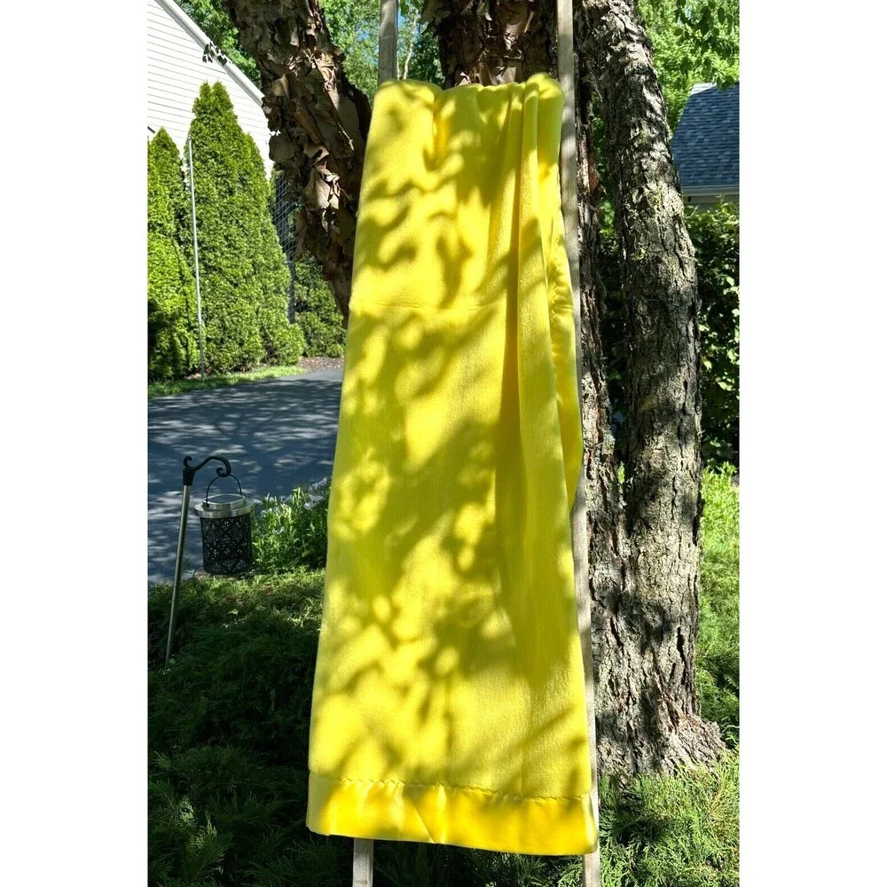 Vintage Handcrafted‎ Thermal Fleece Blanket Sateen Trimmed 65